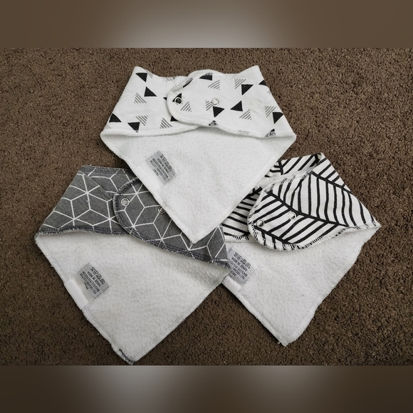 3 Pack Geometric Print Bibs - Picture 3 of 5